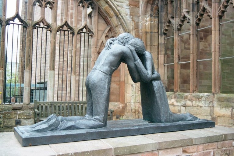 Statue of two people embracing